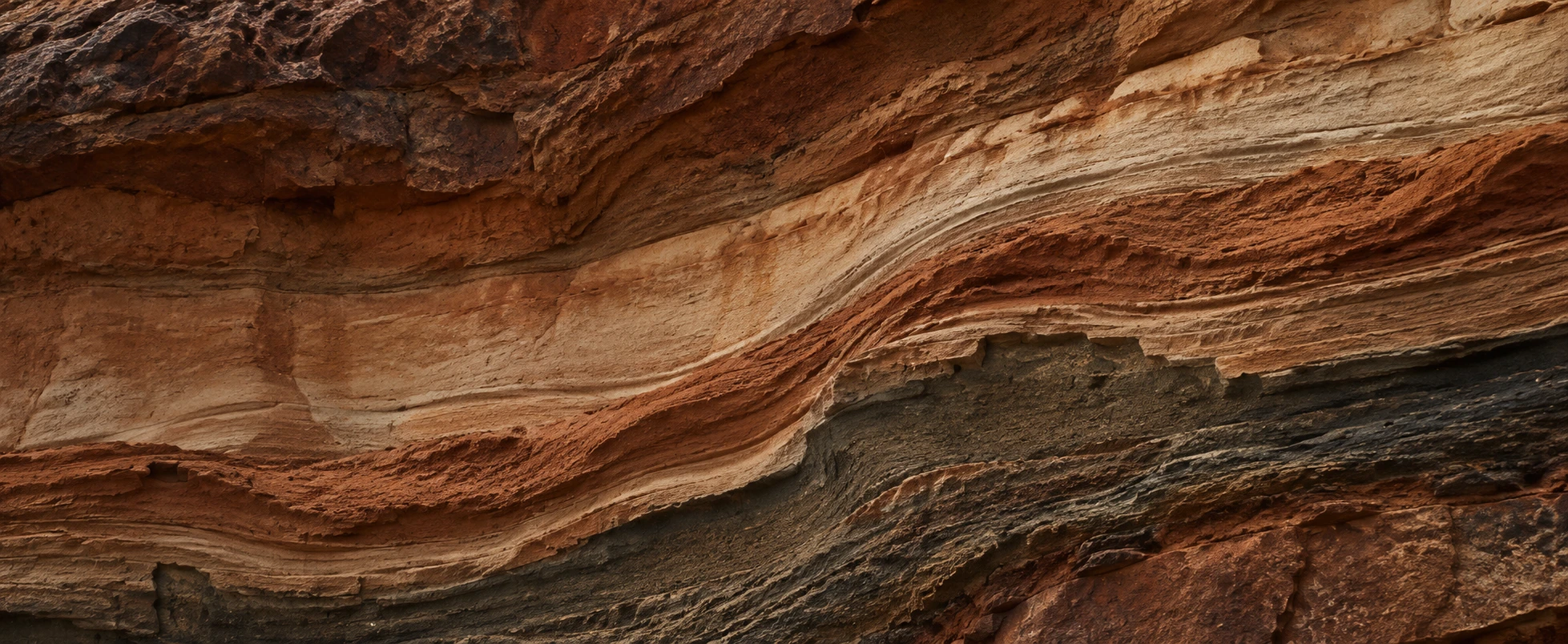 Camadas geológicas em tons de terra